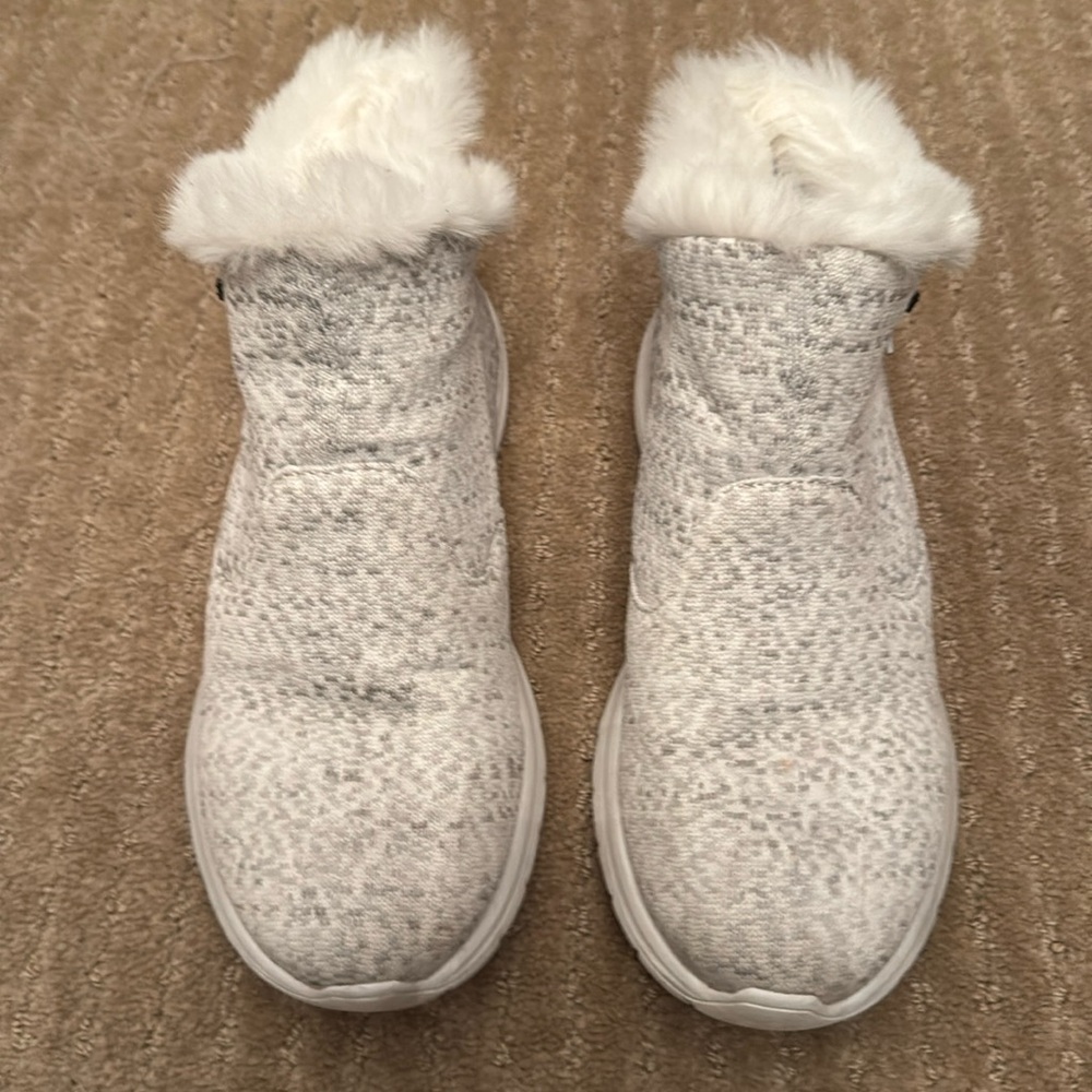 Telic white boots with fur
